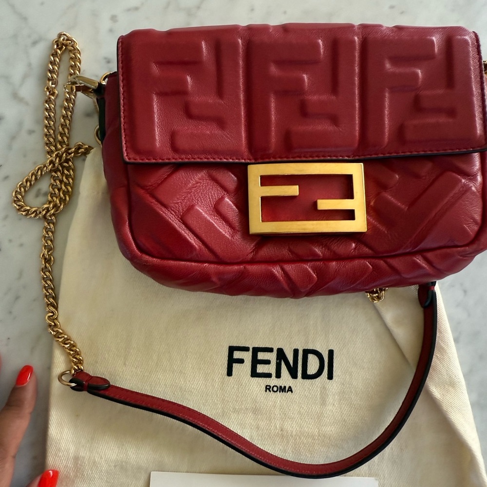Fendi Baguette Mini Bag 
Red nappa leather bag with FF motif - Picture 2 of 13